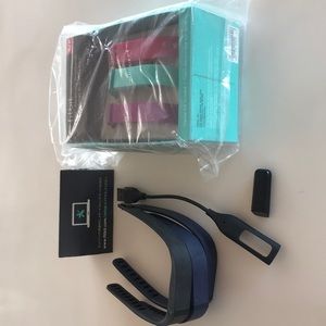 Never used fit bit with 6 wristbands